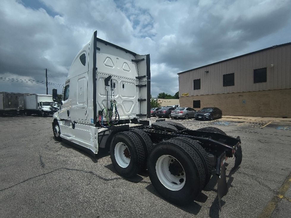 Sleeper Tractor-Heavy Duty Tractors-Freightliner-2021-T12664ST-San Antonio-TX-568,351\n\t\tmiles-$ 52,750 - Image 5