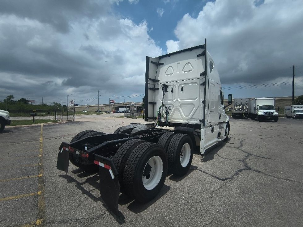 Sleeper Tractor-Heavy Duty Tractors-Freightliner-2021-T12664ST-San Antonio-TX-568,351\n\t\tmiles-$ 52,750 - Image 7