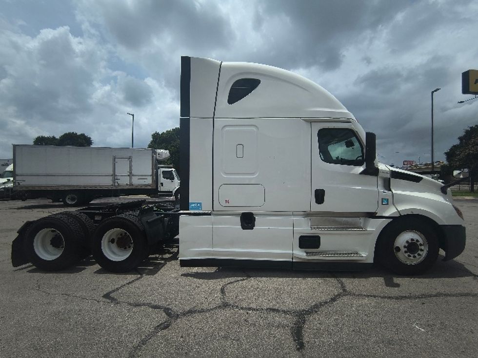 Sleeper Tractor-Heavy Duty Tractors-Freightliner-2021-T12664ST-San Antonio-TX-568,351\n\t\tmiles-$ 52,750 - Image 8