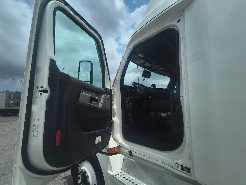 Sleeper Tractor-Heavy Duty Tractors-Freightliner-2021-T12664ST-San Antonio-TX-568,351\n\t\tmiles-$ 52,750 - Image 9