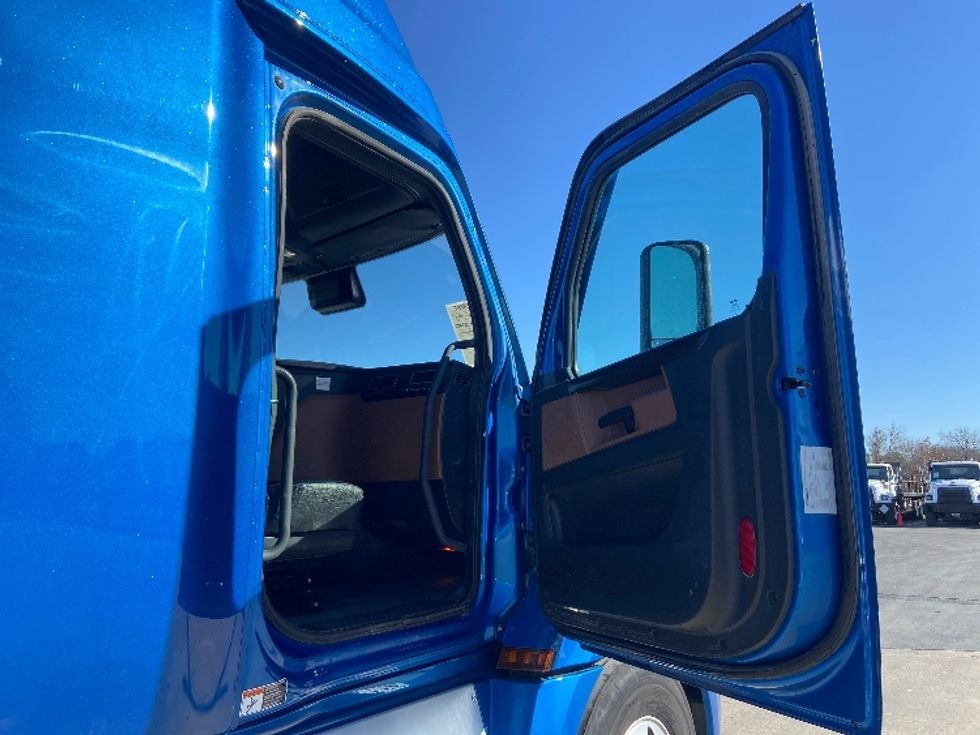 Sleeper Tractor-Heavy Duty Tractors-Freightliner-2021-T12664ST-San Antonio-TX-619,020\n\t\tmiles-$ 52,500 - Image 13