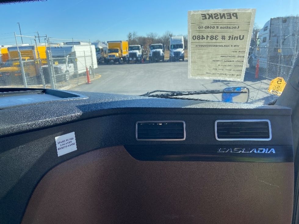 Sleeper Tractor-Heavy Duty Tractors-Freightliner-2021-T12664ST-San Antonio-TX-619,020\n\t\tmiles-$ 52,500 - Image 14