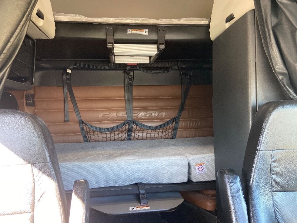 Sleeper Tractor-Heavy Duty Tractors-Freightliner-2021-T12664ST-San Antonio-TX-619,020\n\t\tmiles-$ 52,500 - Image 16