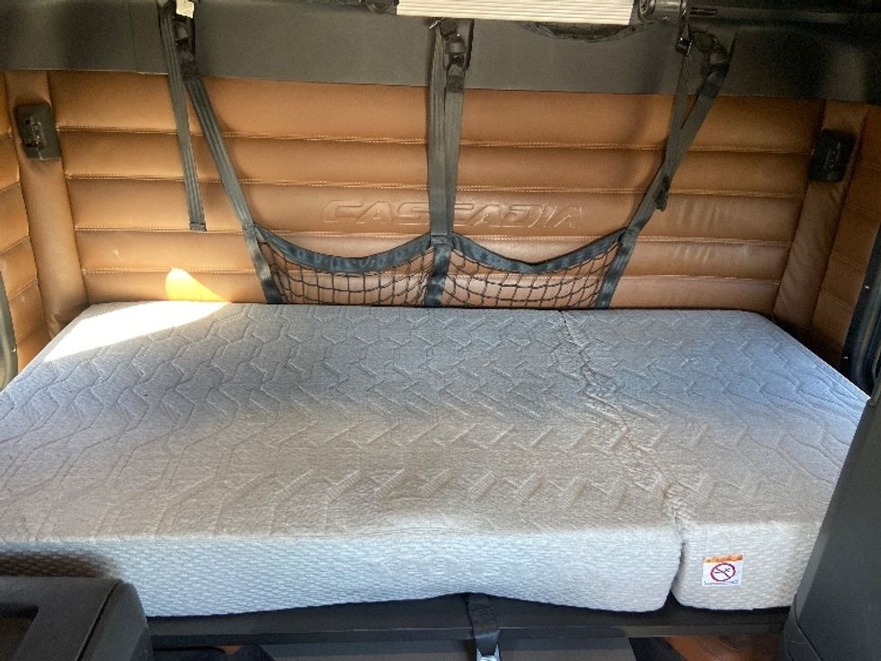 Sleeper Tractor-Heavy Duty Tractors-Freightliner-2021-T12664ST-San Antonio-TX-619,020\n\t\tmiles-$ 52,500 - Image 17