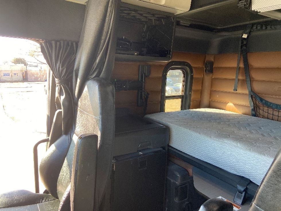 Sleeper Tractor-Heavy Duty Tractors-Freightliner-2021-T12664ST-San Antonio-TX-619,020\n\t\tmiles-$ 52,500 - Image 19