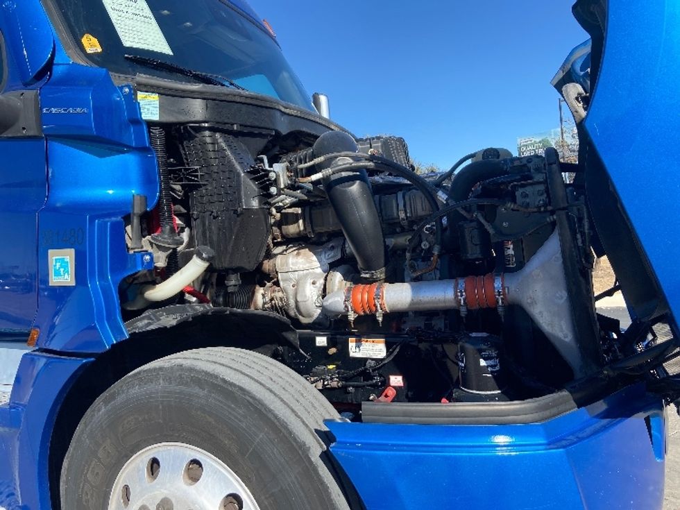 Sleeper Tractor-Heavy Duty Tractors-Freightliner-2021-T12664ST-San Antonio-TX-619,020\n\t\tmiles-$ 52,500 - Image 20