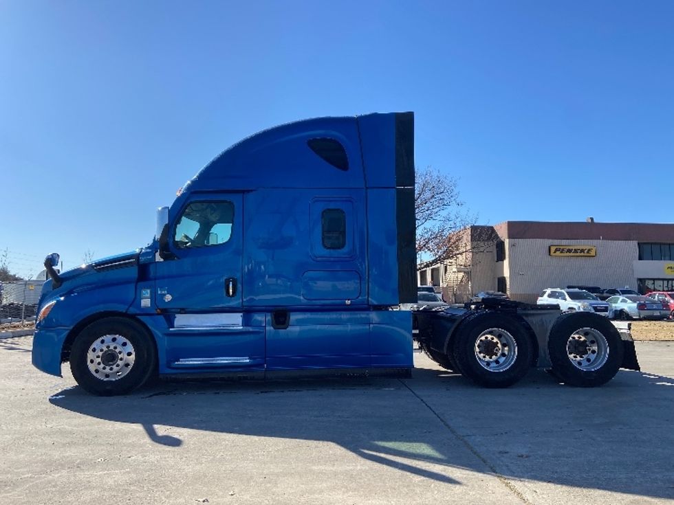 Sleeper Tractor-Heavy Duty Tractors-Freightliner-2021-T12664ST-San Antonio-TX-619,020\n\t\tmiles-$ 52,500 - Image 4