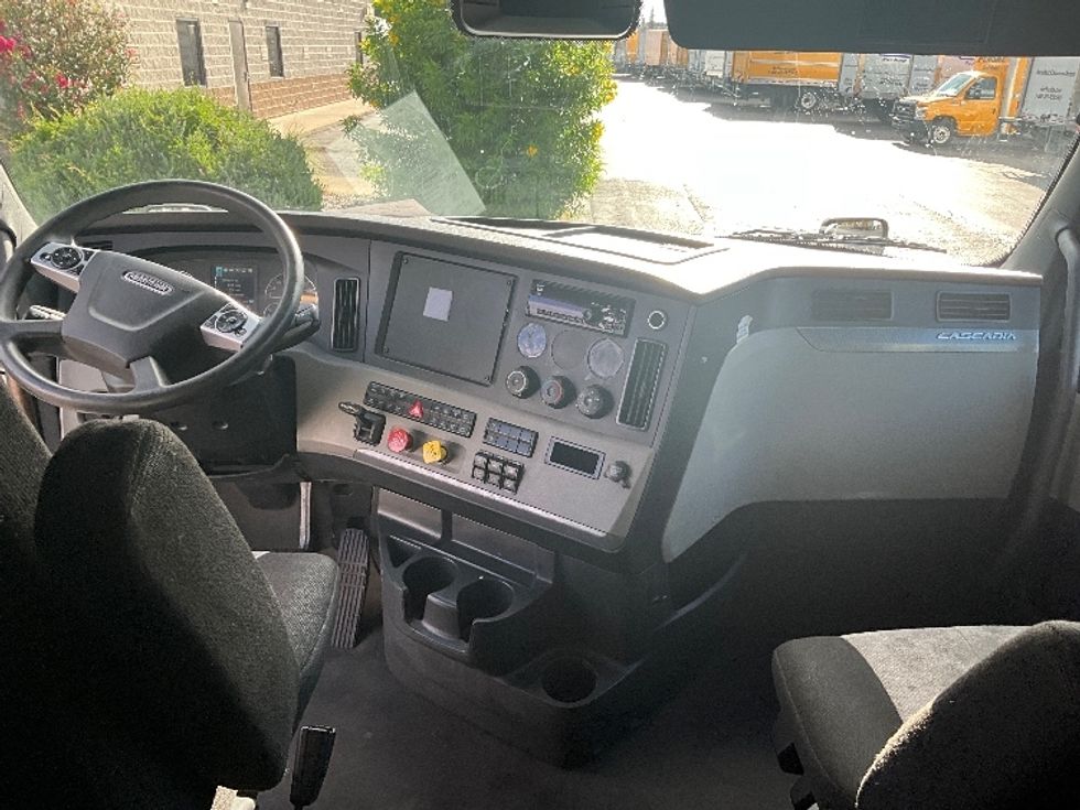 Sleeper Tractor-Heavy Duty Tractors-Freightliner-2021-T12664ST-San Antonio-TX-626,950\n\t\tmiles-$ 56,000 - Image 12