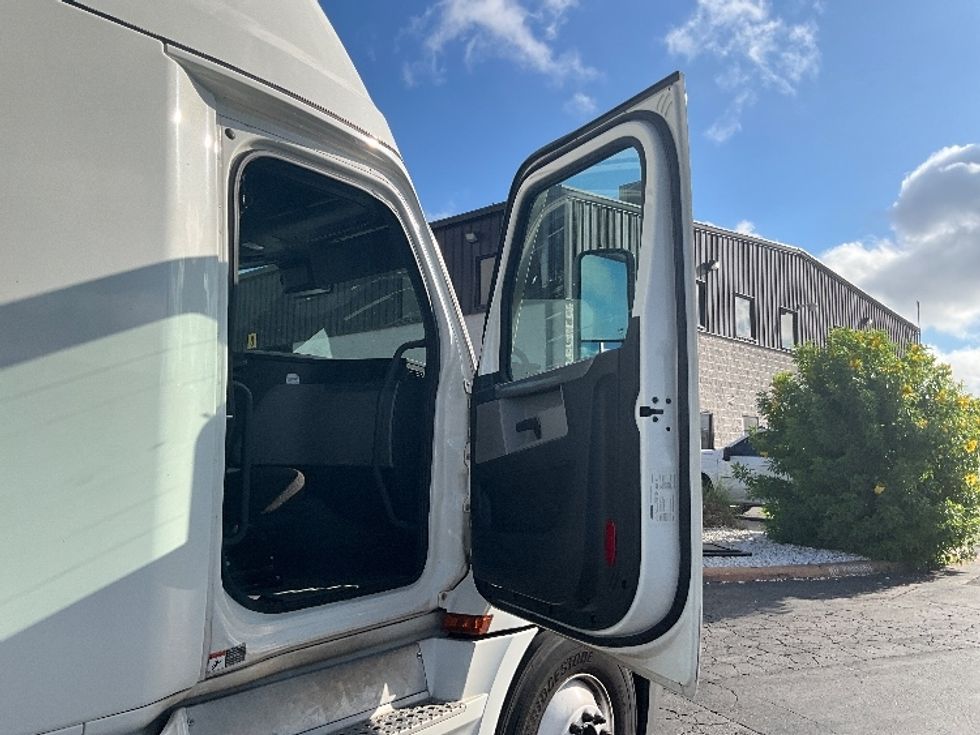 Sleeper Tractor-Heavy Duty Tractors-Freightliner-2021-T12664ST-San Antonio-TX-626,950\n\t\tmiles-$ 56,000 - Image 13