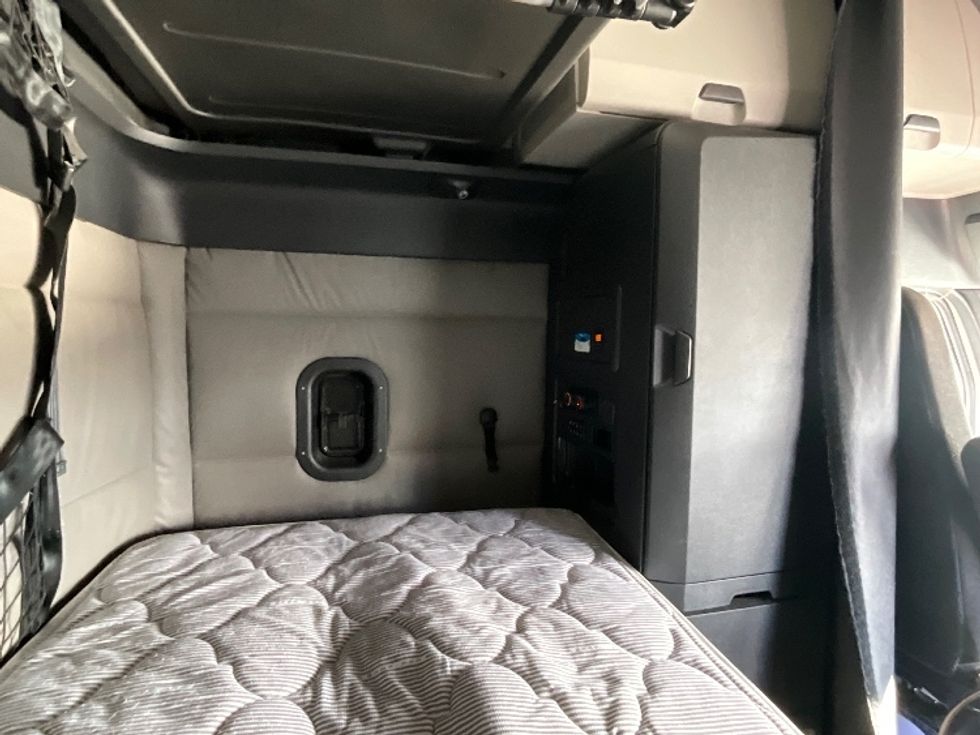 Sleeper Tractor-Heavy Duty Tractors-Freightliner-2021-T12664ST-San Antonio-TX-626,950\n\t\tmiles-$ 56,000 - Image 18