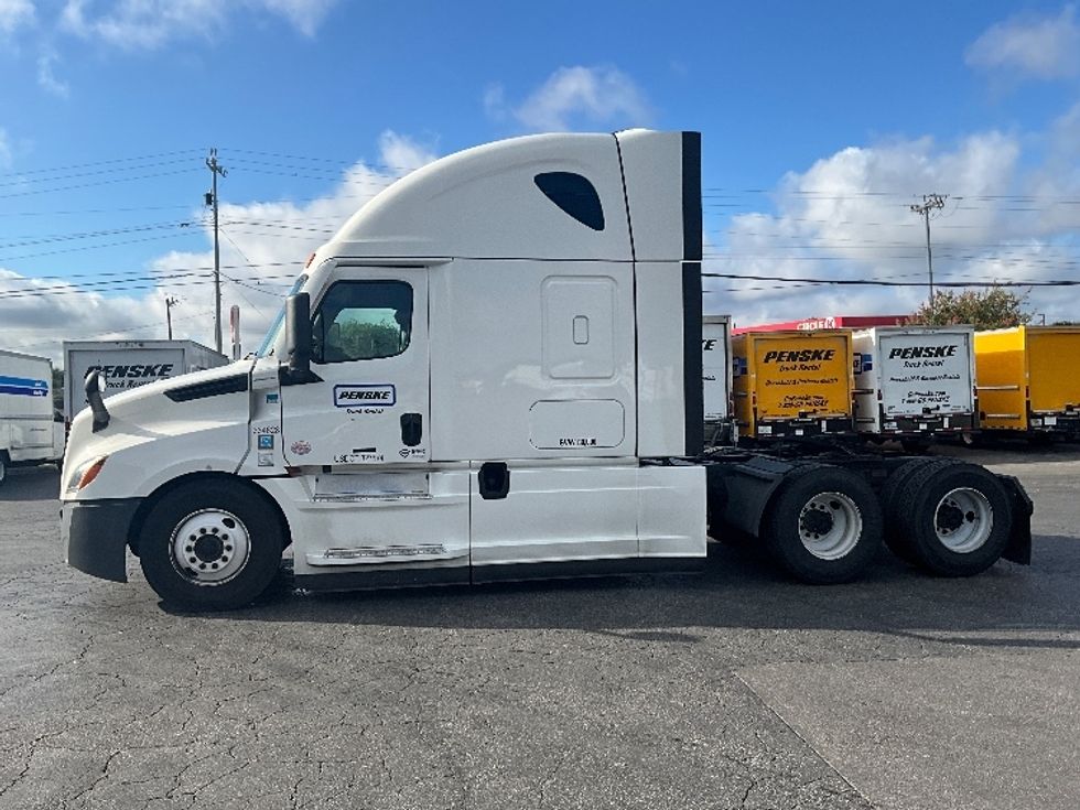 Sleeper Tractor-Heavy Duty Tractors-Freightliner-2021-T12664ST-San Antonio-TX-626,950\n\t\tmiles-$ 56,000 - Image 4