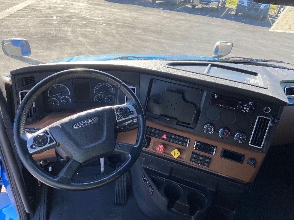 Sleeper Tractor-Heavy Duty Tractors-Freightliner-2021-T12664ST-San Antonio-TX-707,539\n\t\tmiles-$ 44,500 - Image 11