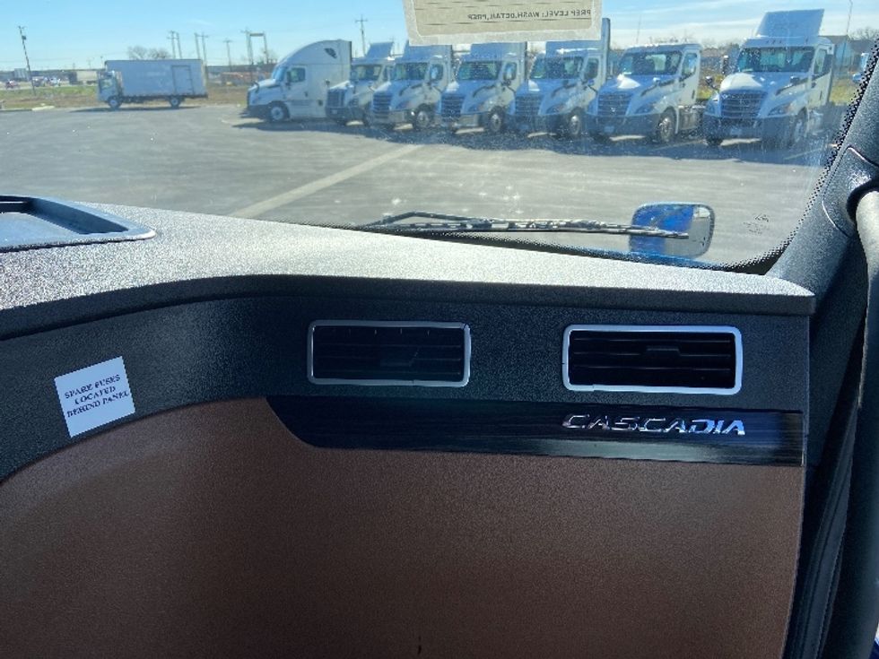 Sleeper Tractor-Heavy Duty Tractors-Freightliner-2021-T12664ST-San Antonio-TX-707,539\n\t\tmiles-$ 44,500 - Image 14