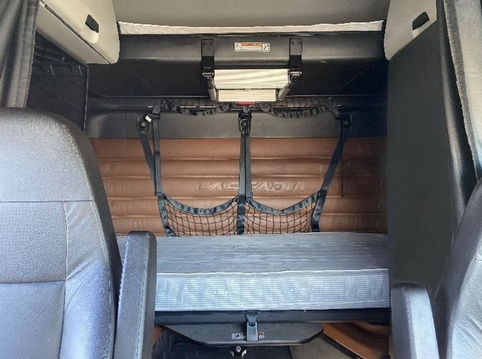 Sleeper Tractor-Heavy Duty Tractors-Freightliner-2021-T12664ST-San Antonio-TX-707,539\n\t\tmiles-$ 44,500 - Image 16