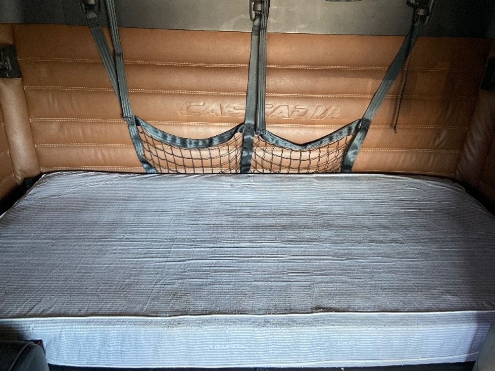 Sleeper Tractor-Heavy Duty Tractors-Freightliner-2021-T12664ST-San Antonio-TX-707,539\n\t\tmiles-$ 44,500 - Image 17