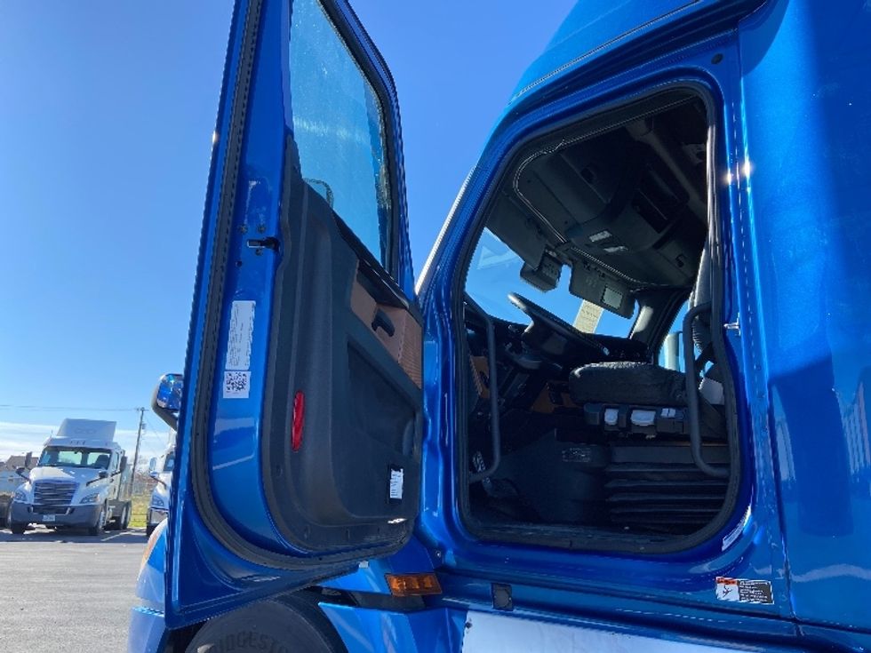 Sleeper Tractor-Heavy Duty Tractors-Freightliner-2021-T12664ST-San Antonio-TX-707,539\n\t\tmiles-$ 44,500 - Image 9