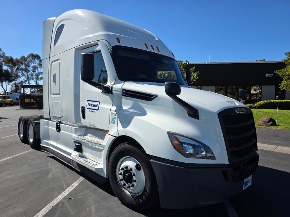 Sleeper Tractor-Heavy Duty Tractors-Freightliner-2021-T12664ST-San Diego-CA-551,769\n\t\tmiles-$ 65,750 - Image 1