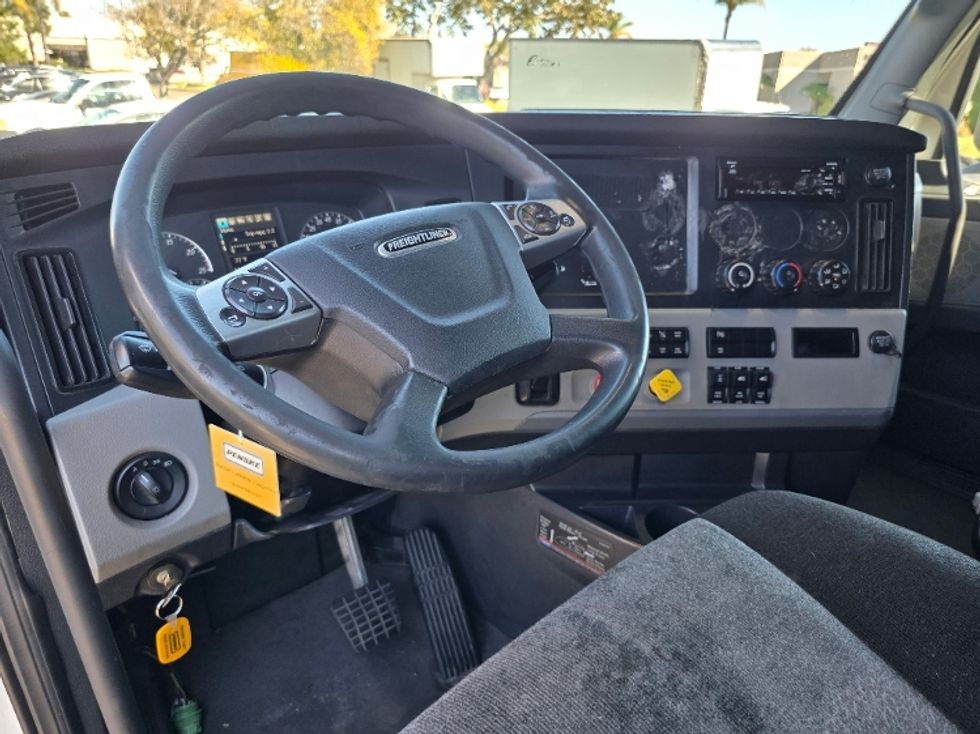 Sleeper Tractor-Heavy Duty Tractors-Freightliner-2021-T12664ST-San Diego-CA-551,769\n\t\tmiles-$ 65,750 - Image 10