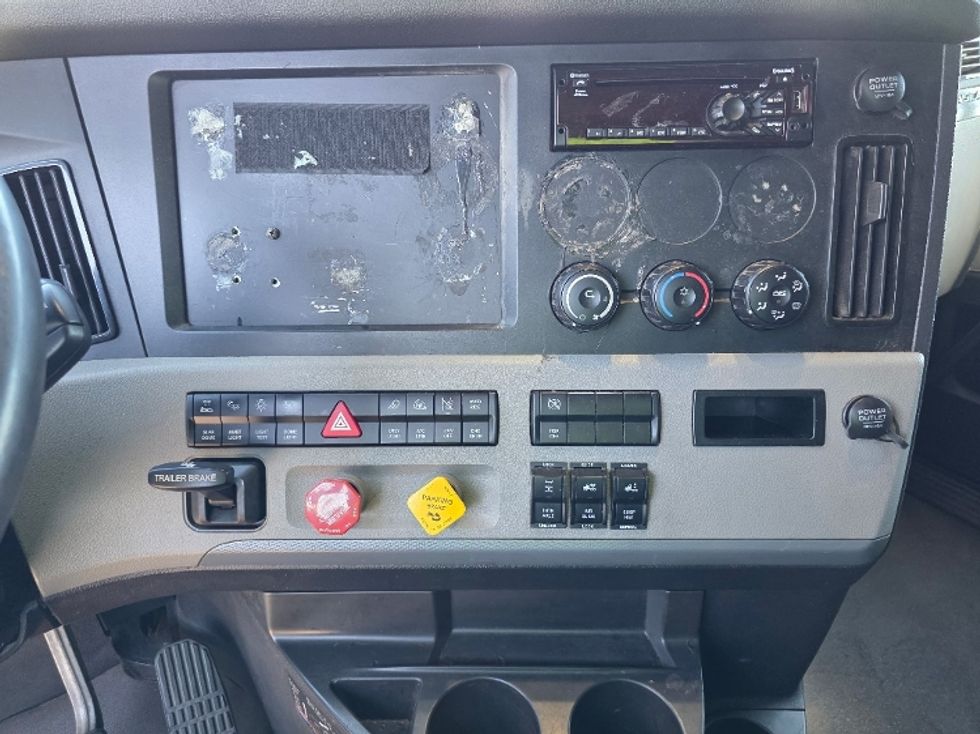 Sleeper Tractor-Heavy Duty Tractors-Freightliner-2021-T12664ST-San Diego-CA-551,769\n\t\tmiles-$ 65,750 - Image 12