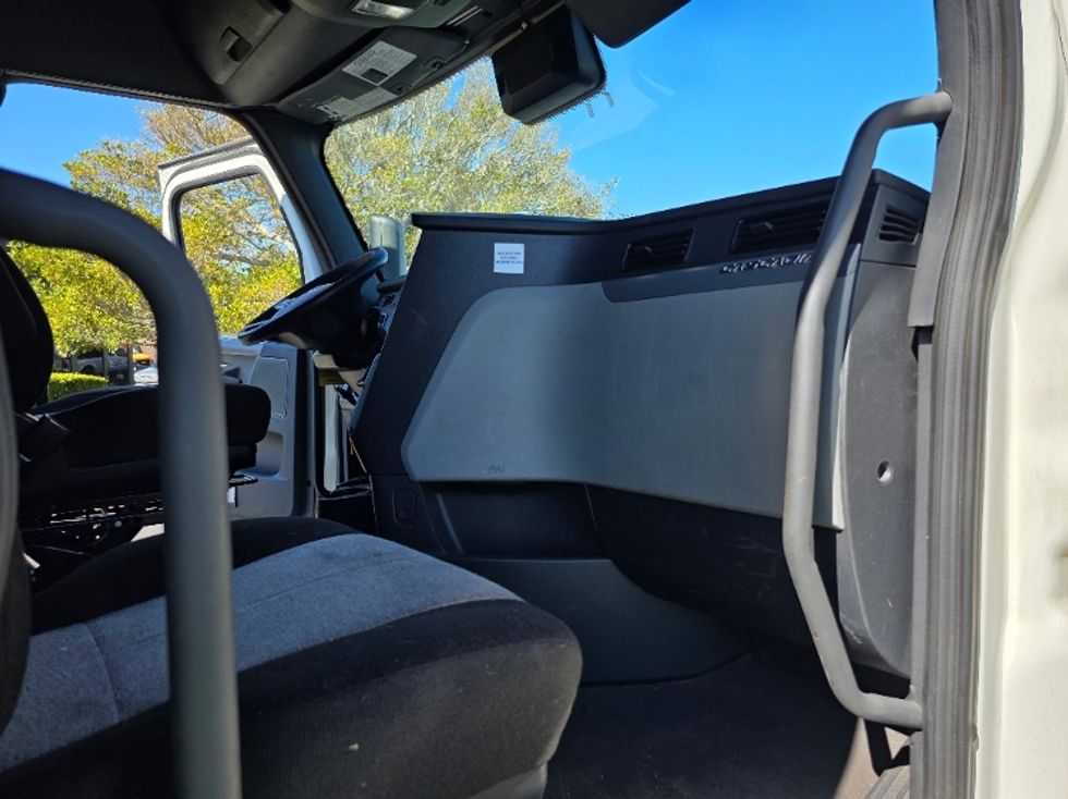 Sleeper Tractor-Heavy Duty Tractors-Freightliner-2021-T12664ST-San Diego-CA-551,769\n\t\tmiles-$ 65,750 - Image 13