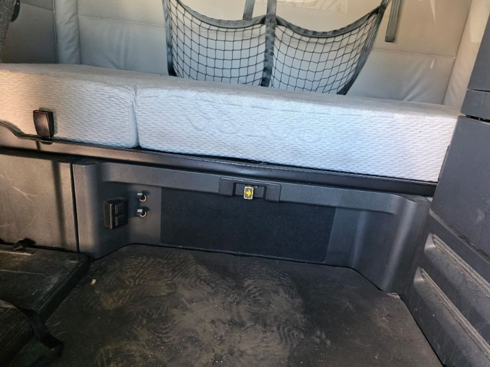 Sleeper Tractor-Heavy Duty Tractors-Freightliner-2021-T12664ST-San Diego-CA-551,769\n\t\tmiles-$ 65,750 - Image 14