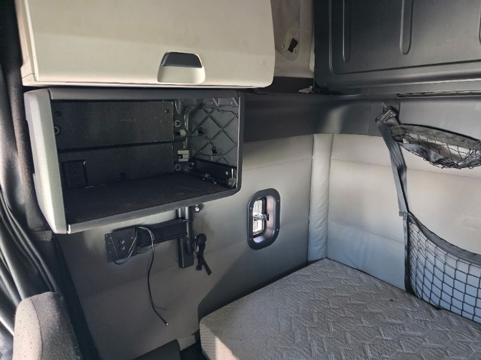 Sleeper Tractor-Heavy Duty Tractors-Freightliner-2021-T12664ST-San Diego-CA-551,769\n\t\tmiles-$ 65,750 - Image 15