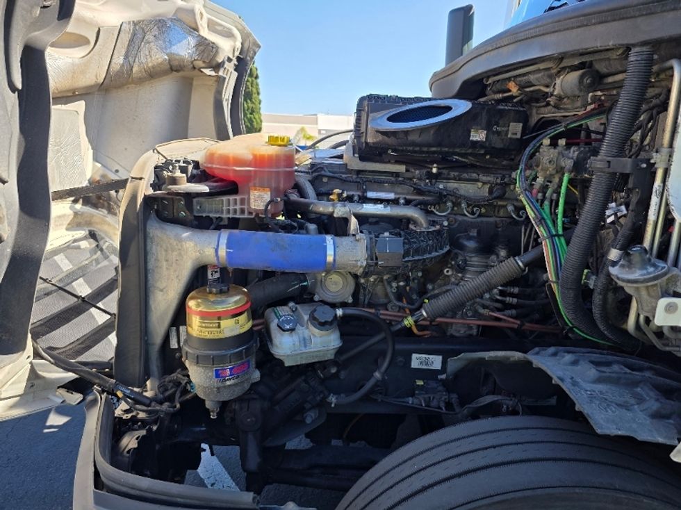 Sleeper Tractor-Heavy Duty Tractors-Freightliner-2021-T12664ST-San Diego-CA-551,769\n\t\tmiles-$ 65,750 - Image 18