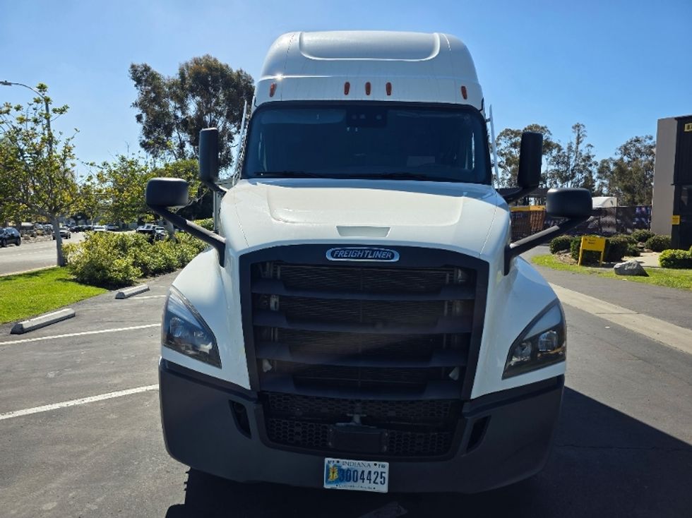 2021 Freightliner Cascadia 126" Sleeper Cab photo 2