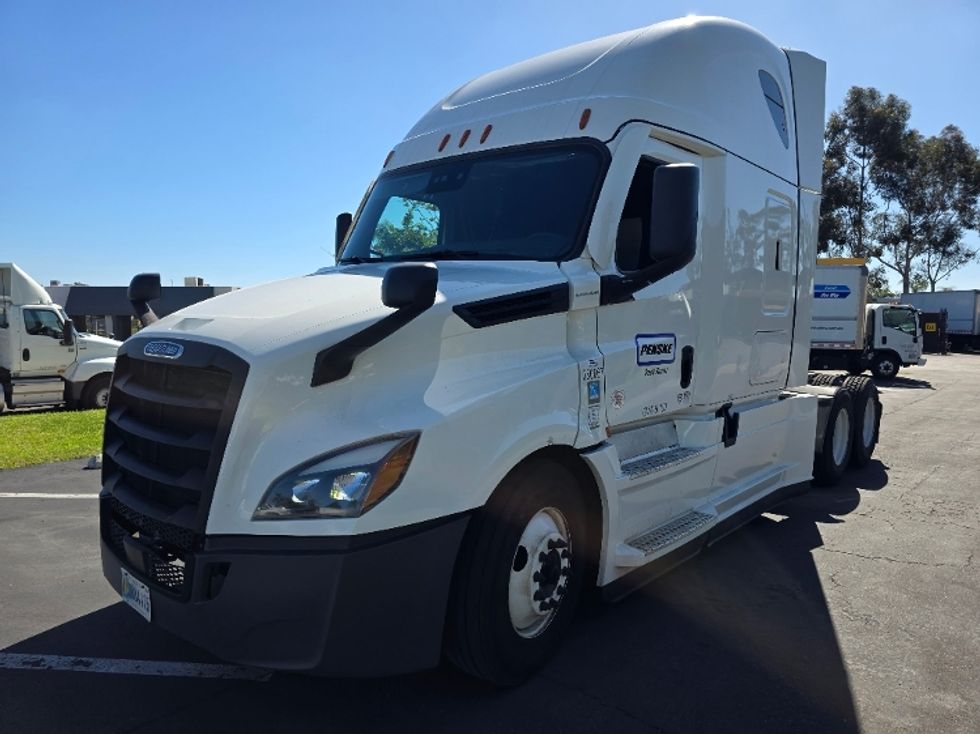 2021 Freightliner Cascadia 126" Sleeper Cab photo 3