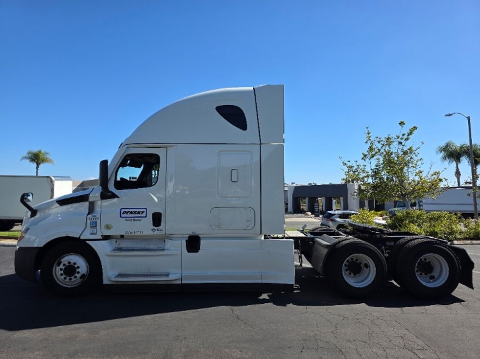 2021 Freightliner Cascadia 126" Sleeper Cab photo 4