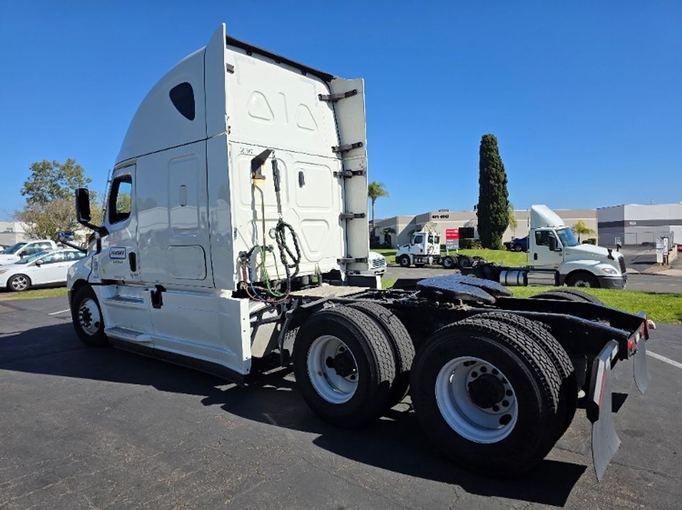 Sleeper Tractor-Heavy Duty Tractors-Freightliner-2021-T12664ST-San Diego-CA-551,769\n\t\tmiles-$ 65,750 - Image 5