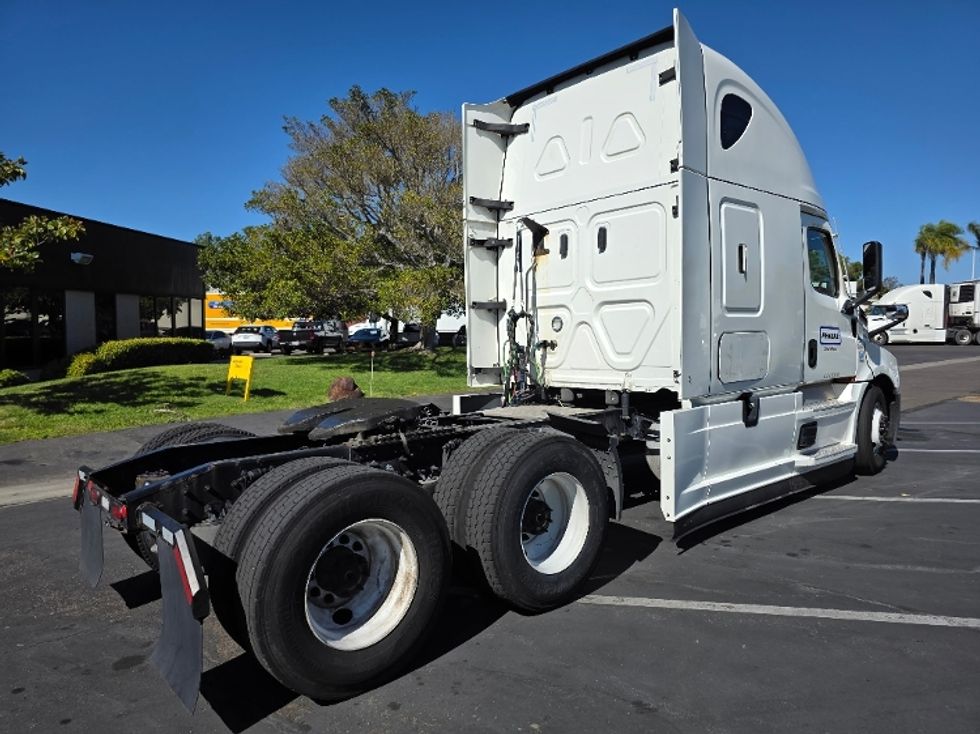 Sleeper Tractor-Heavy Duty Tractors-Freightliner-2021-T12664ST-San Diego-CA-551,769\n\t\tmiles-$ 65,750 - Image 7