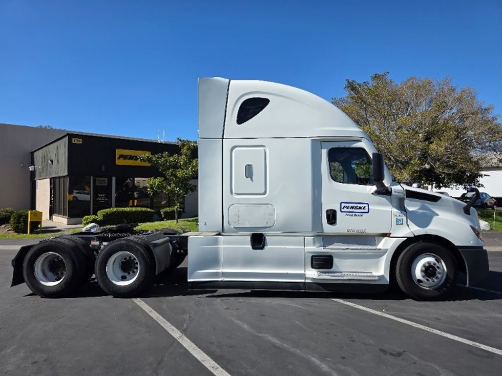 Sleeper Tractor-Heavy Duty Tractors-Freightliner-2021-T12664ST-San Diego-CA-551,769\n\t\tmiles-$ 65,750 - Image 8