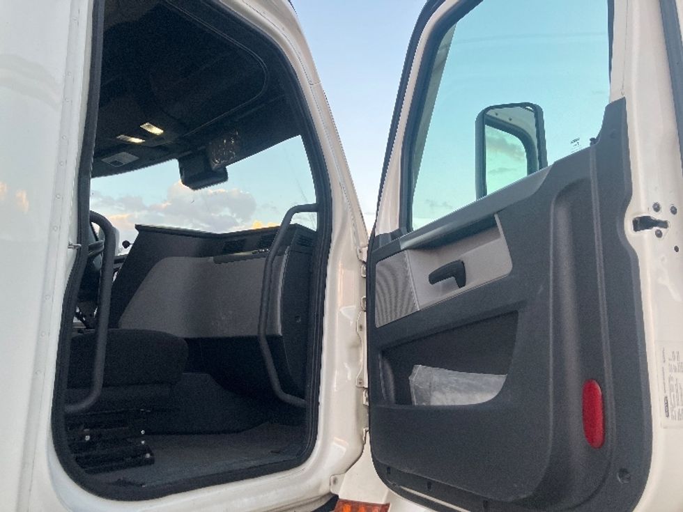 Sleeper Tractor-Heavy Duty Tractors-Freightliner-2021-T12664ST-San Diego-CA-638,598\n\t\tmiles-$ 57,250 - Image 13