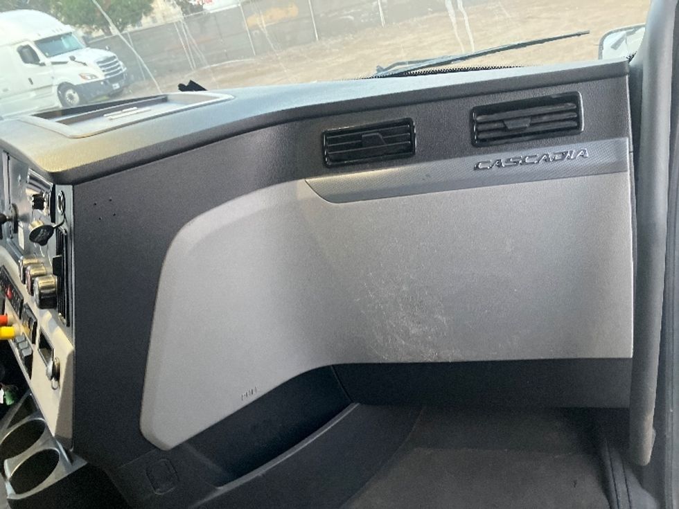 Sleeper Tractor-Heavy Duty Tractors-Freightliner-2021-T12664ST-San Diego-CA-638,598\n\t\tmiles-$ 57,250 - Image 14