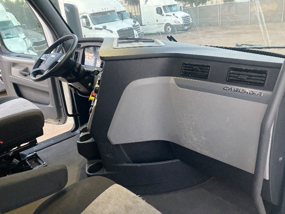 Sleeper Tractor-Heavy Duty Tractors-Freightliner-2021-T12664ST-San Diego-CA-638,598\n\t\tmiles-$ 57,250 - Image 15