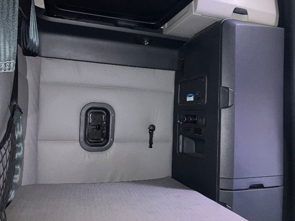 Sleeper Tractor-Heavy Duty Tractors-Freightliner-2021-T12664ST-San Diego-CA-638,598\n\t\tmiles-$ 57,250 - Image 18