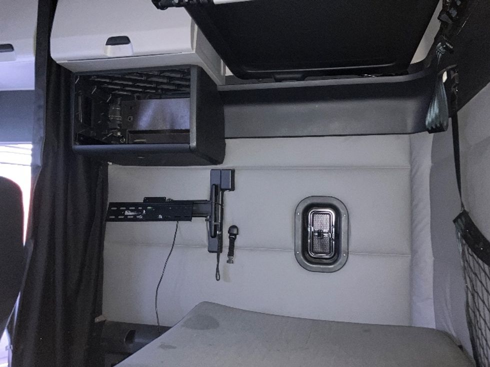 Sleeper Tractor-Heavy Duty Tractors-Freightliner-2021-T12664ST-San Diego-CA-638,598\n\t\tmiles-$ 57,250 - Image 19