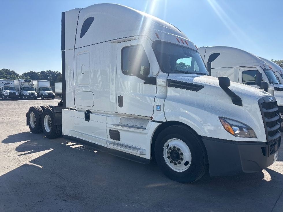 Sleeper Tractor-Heavy Duty Tractors-Freightliner-2021-T12664ST-San Diego-CA-638,598\n\t\tmiles-$ 57,250 - Image 3