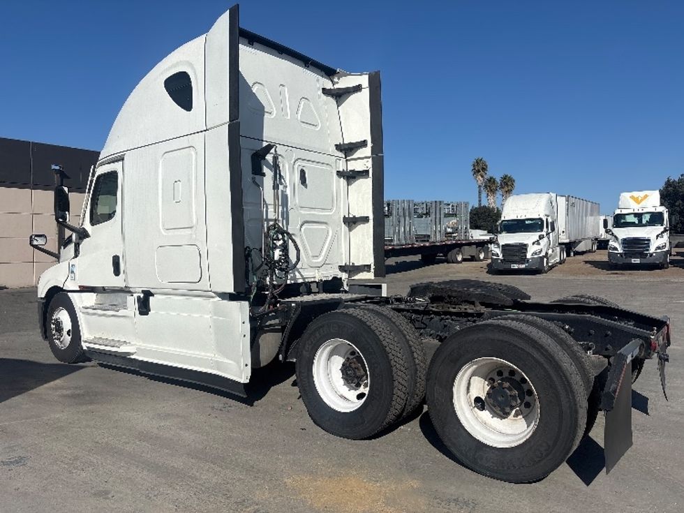 Sleeper Tractor-Heavy Duty Tractors-Freightliner-2021-T12664ST-San Diego-CA-638,598\n\t\tmiles-$ 57,250 - Image 5