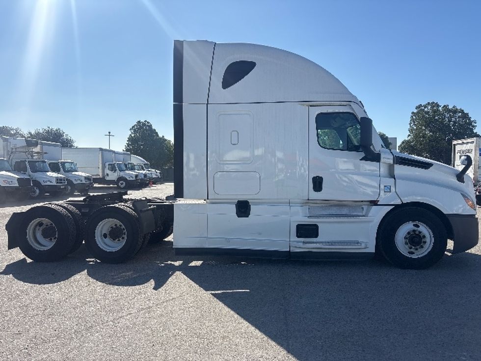 Sleeper Tractor-Heavy Duty Tractors-Freightliner-2021-T12664ST-San Diego-CA-638,598\n\t\tmiles-$ 57,250 - Image 8