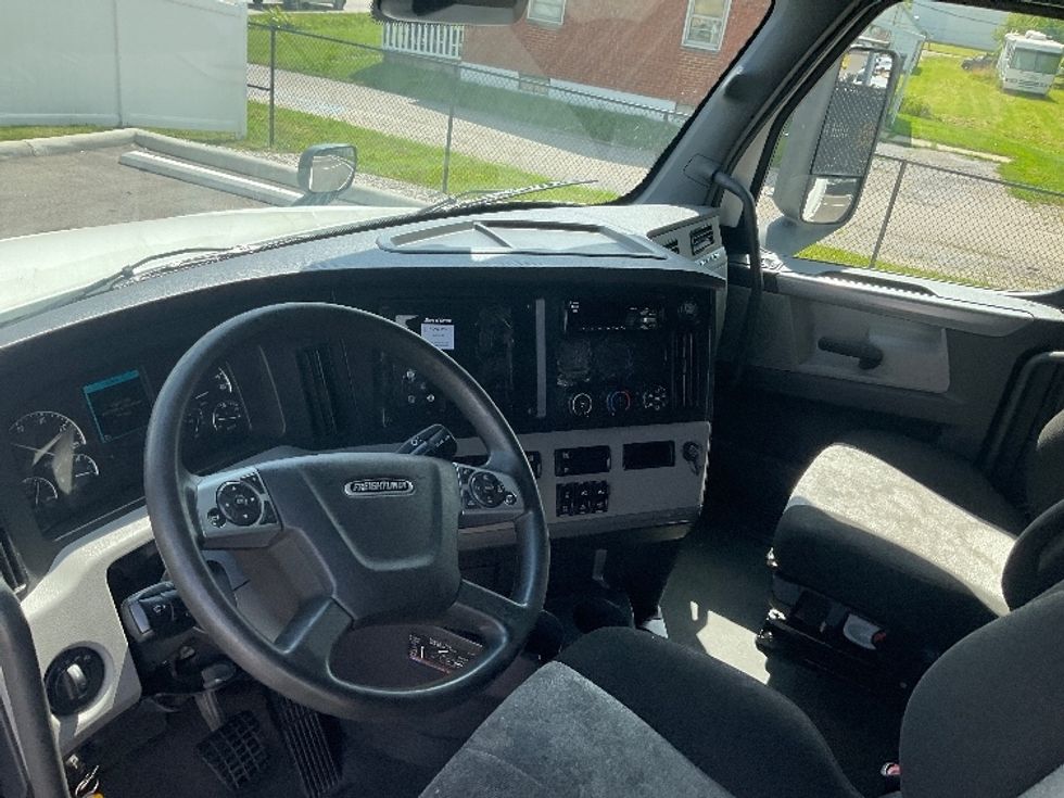 Sleeper Tractor-Heavy Duty Tractors-Freightliner-2021-T12664ST-Sellersburg-IN-741,460\n\t\tmiles-$ 40,250 - Image 10