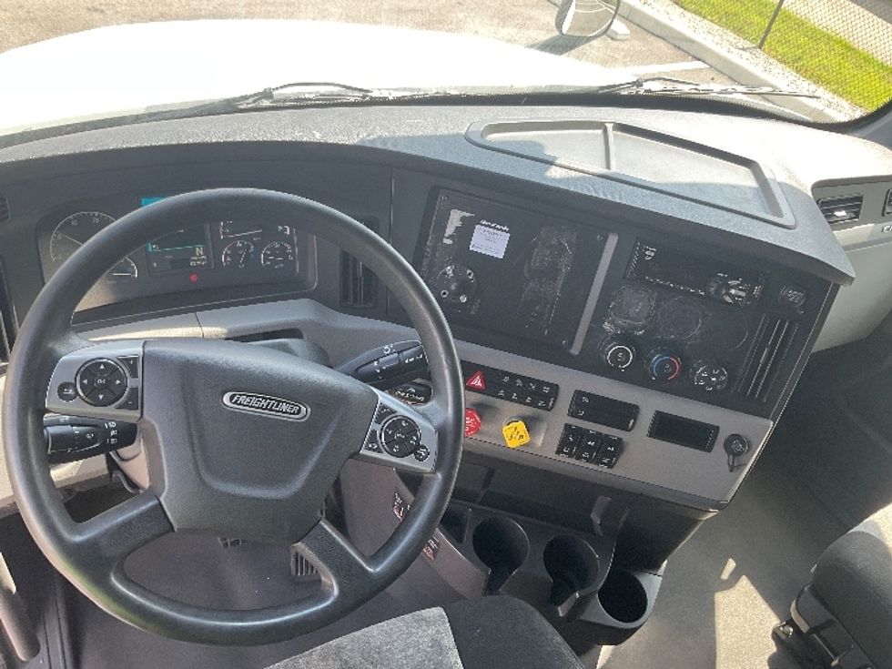 Sleeper Tractor-Heavy Duty Tractors-Freightliner-2021-T12664ST-Sellersburg-IN-741,460\n\t\tmiles-$ 40,250 - Image 11