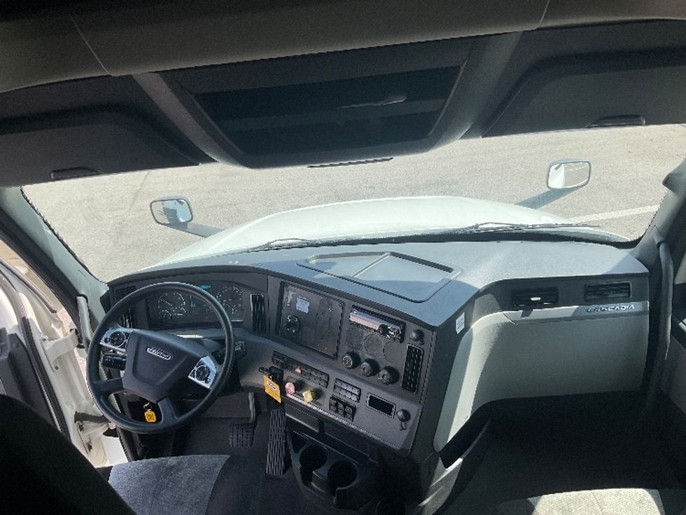 Sleeper Tractor-Heavy Duty Tractors-Freightliner-2021-T12664ST-Sellersburg-IN-741,460\n\t\tmiles-$ 40,250 - Image 12