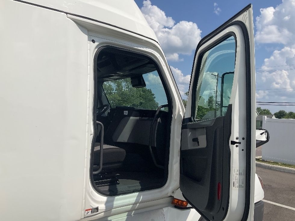 Sleeper Tractor-Heavy Duty Tractors-Freightliner-2021-T12664ST-Sellersburg-IN-741,460\n\t\tmiles-$ 40,250 - Image 13