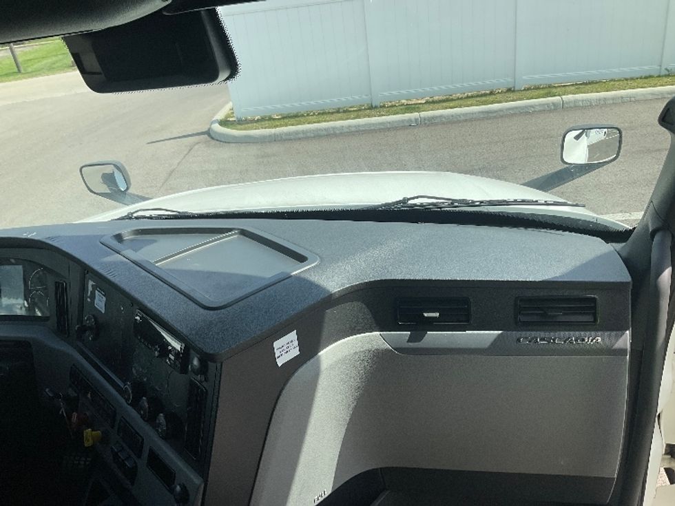 Sleeper Tractor-Heavy Duty Tractors-Freightliner-2021-T12664ST-Sellersburg-IN-741,460\n\t\tmiles-$ 40,250 - Image 14