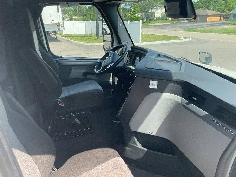 Sleeper Tractor-Heavy Duty Tractors-Freightliner-2021-T12664ST-Sellersburg-IN-741,460\n\t\tmiles-$ 40,250 - Image 15