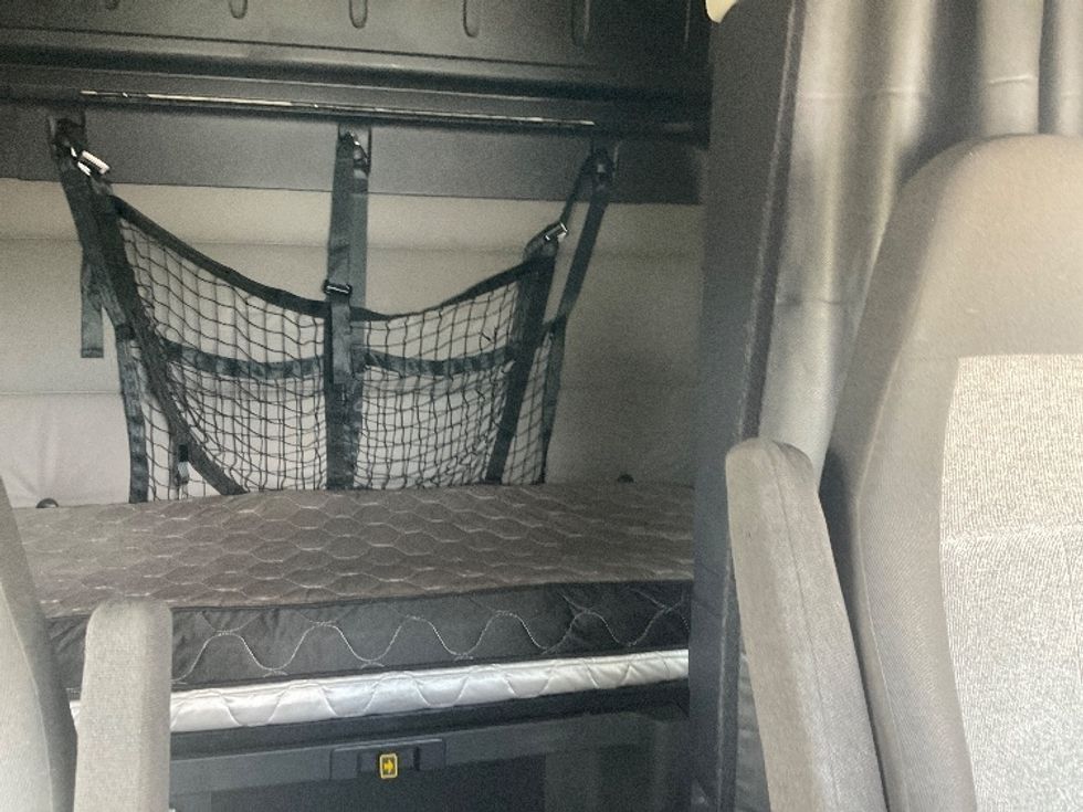 Sleeper Tractor-Heavy Duty Tractors-Freightliner-2021-T12664ST-Sellersburg-IN-741,460\n\t\tmiles-$ 40,250 - Image 16