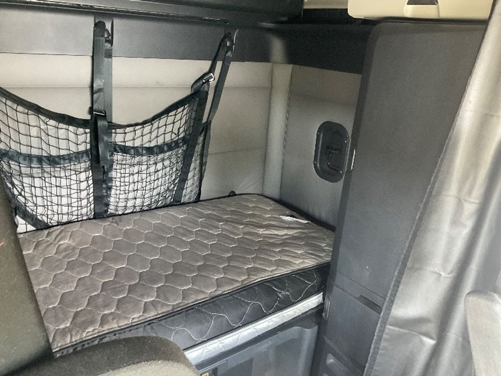 Sleeper Tractor-Heavy Duty Tractors-Freightliner-2021-T12664ST-Sellersburg-IN-741,460\n\t\tmiles-$ 40,250 - Image 17