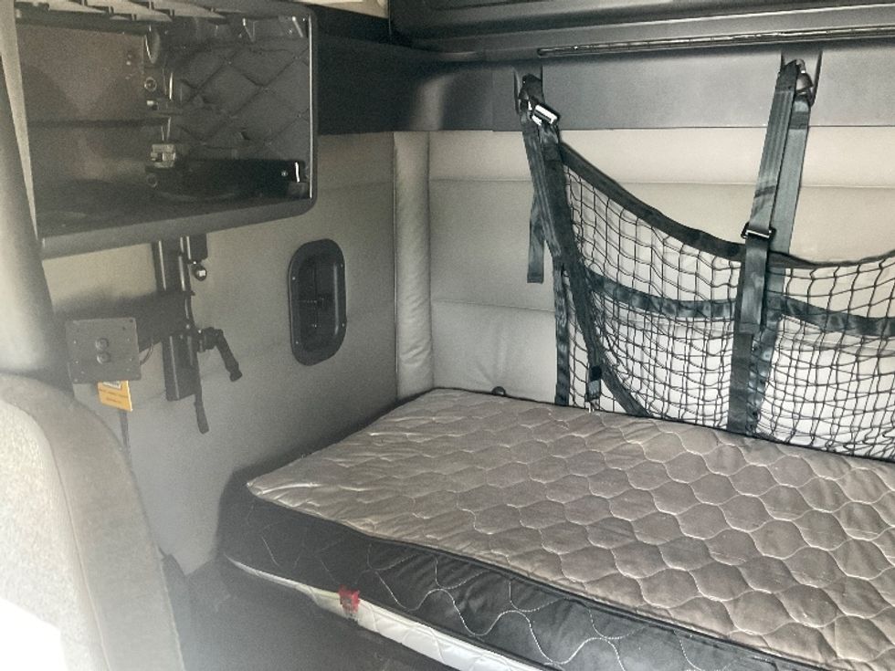 Sleeper Tractor-Heavy Duty Tractors-Freightliner-2021-T12664ST-Sellersburg-IN-741,460\n\t\tmiles-$ 40,250 - Image 18